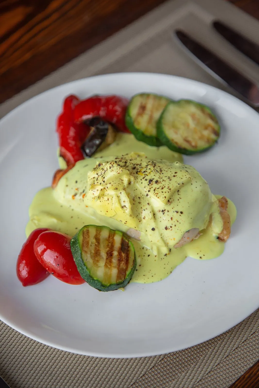 Куринная грудка с имбирным соусом и овощами